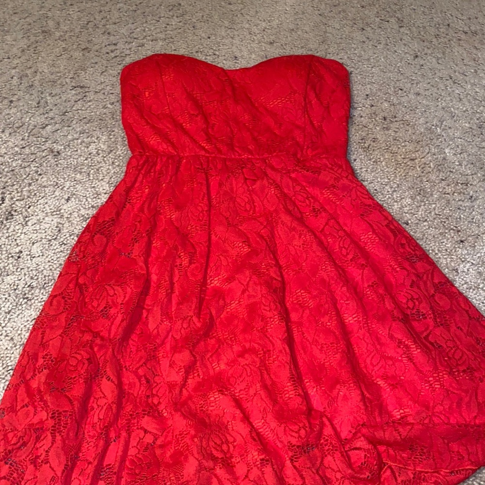 RED LACE STRAPLESS DRESS